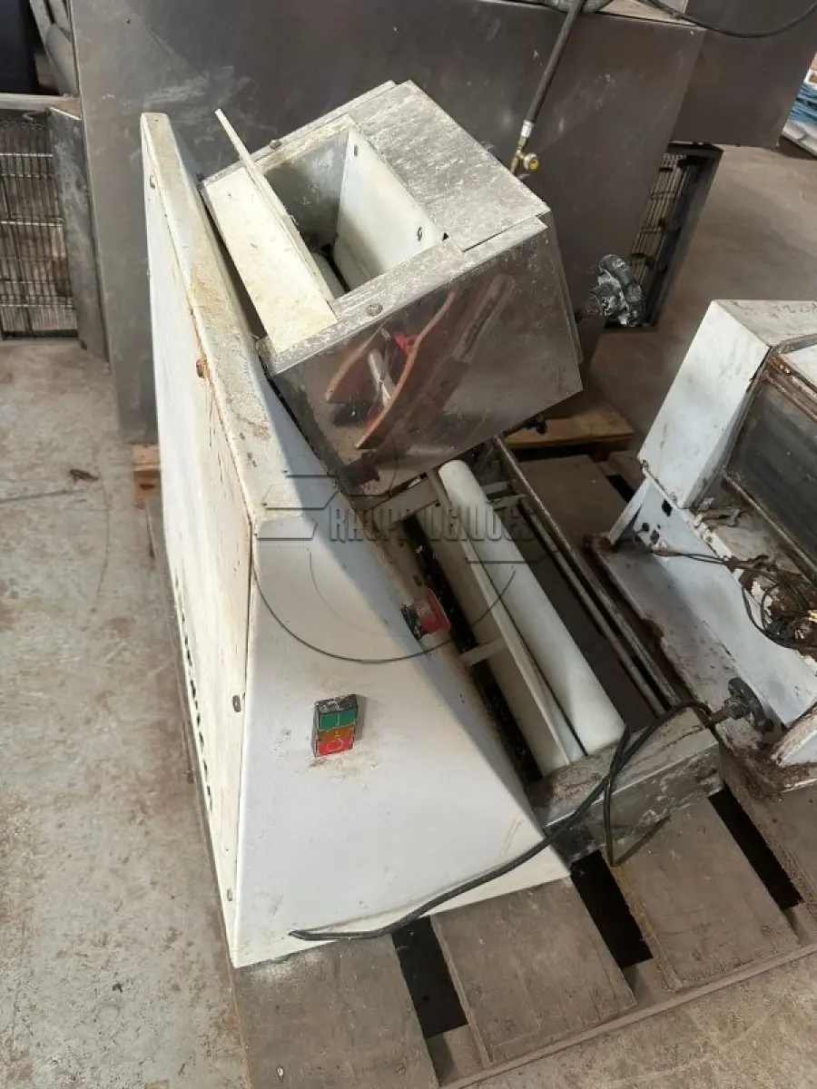 LOTE 007 - 02ª DATA | Um forno de esteira -  uma esticadora de massa - um tanque de virar massa