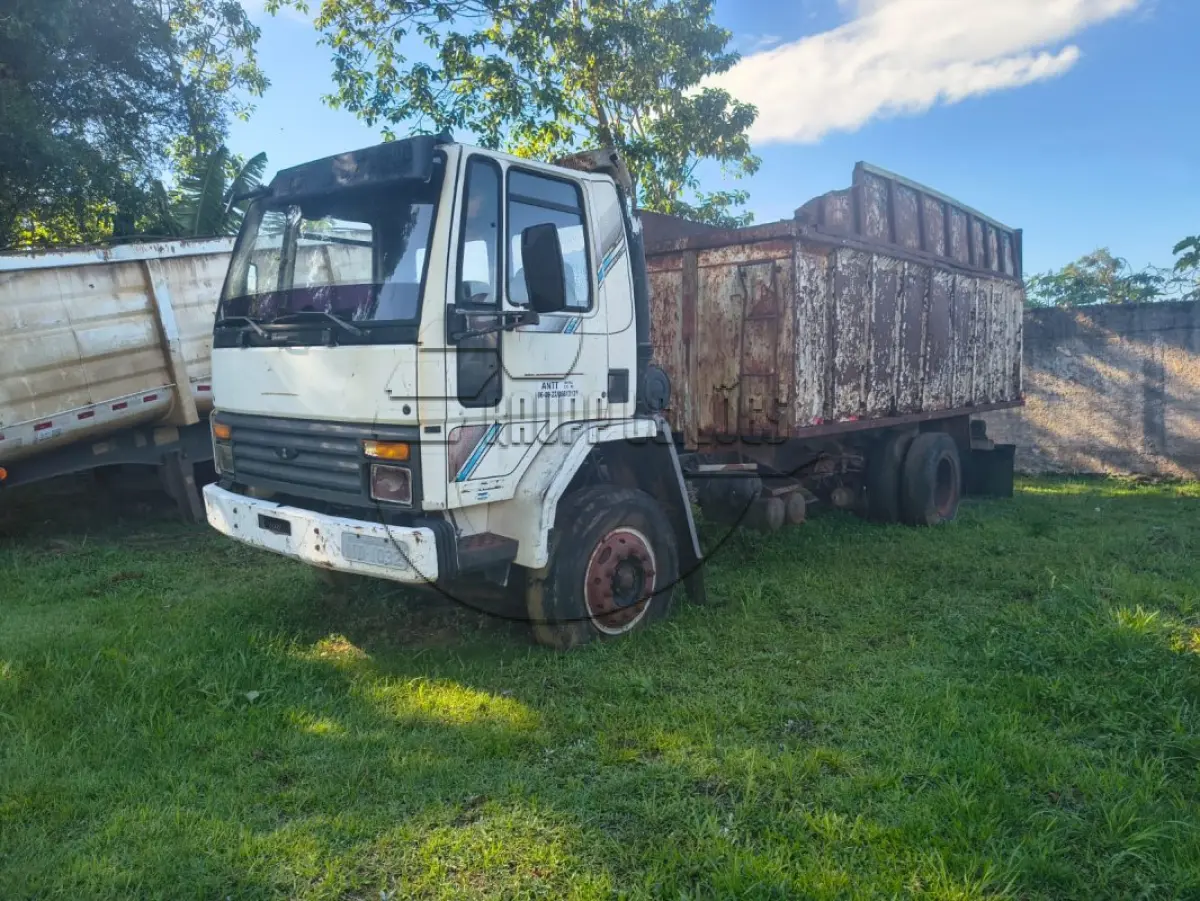 LOTE 006 - **Um caminhão FORD/CARGO 1617, ano/mod 1994/1995