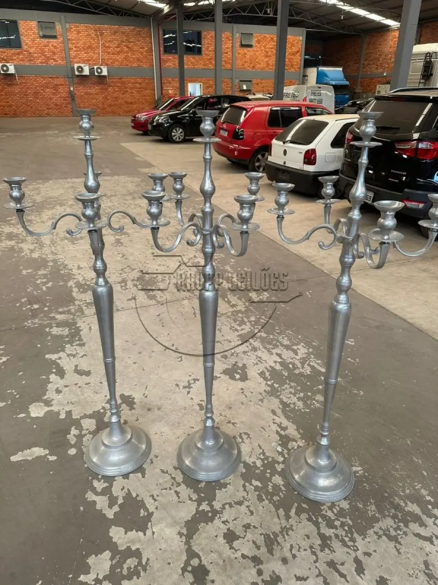 LOTE 014 - 03 candelabros em metal niquelado