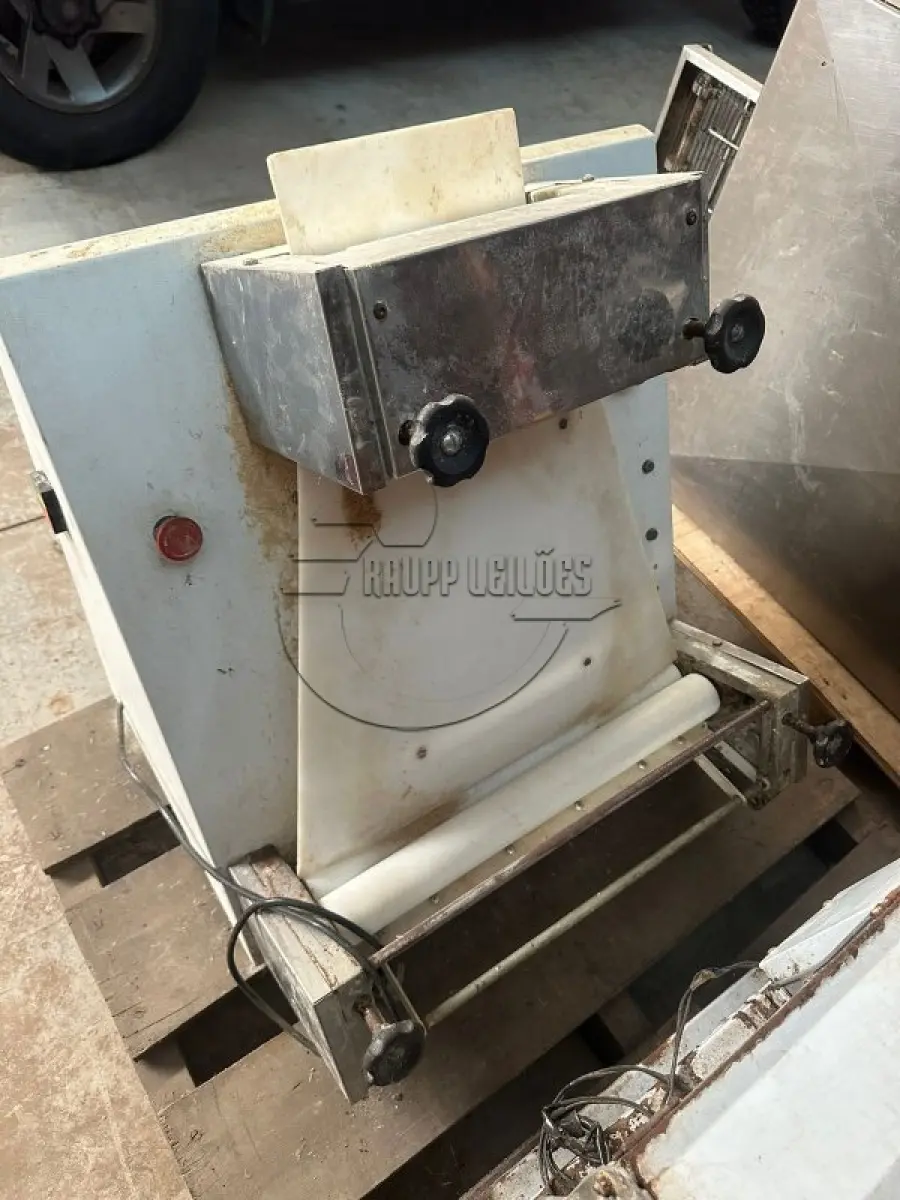 LOTE 007 - 02ª DATA | Um forno de esteira -  uma esticadora de massa - um tanque de virar massa