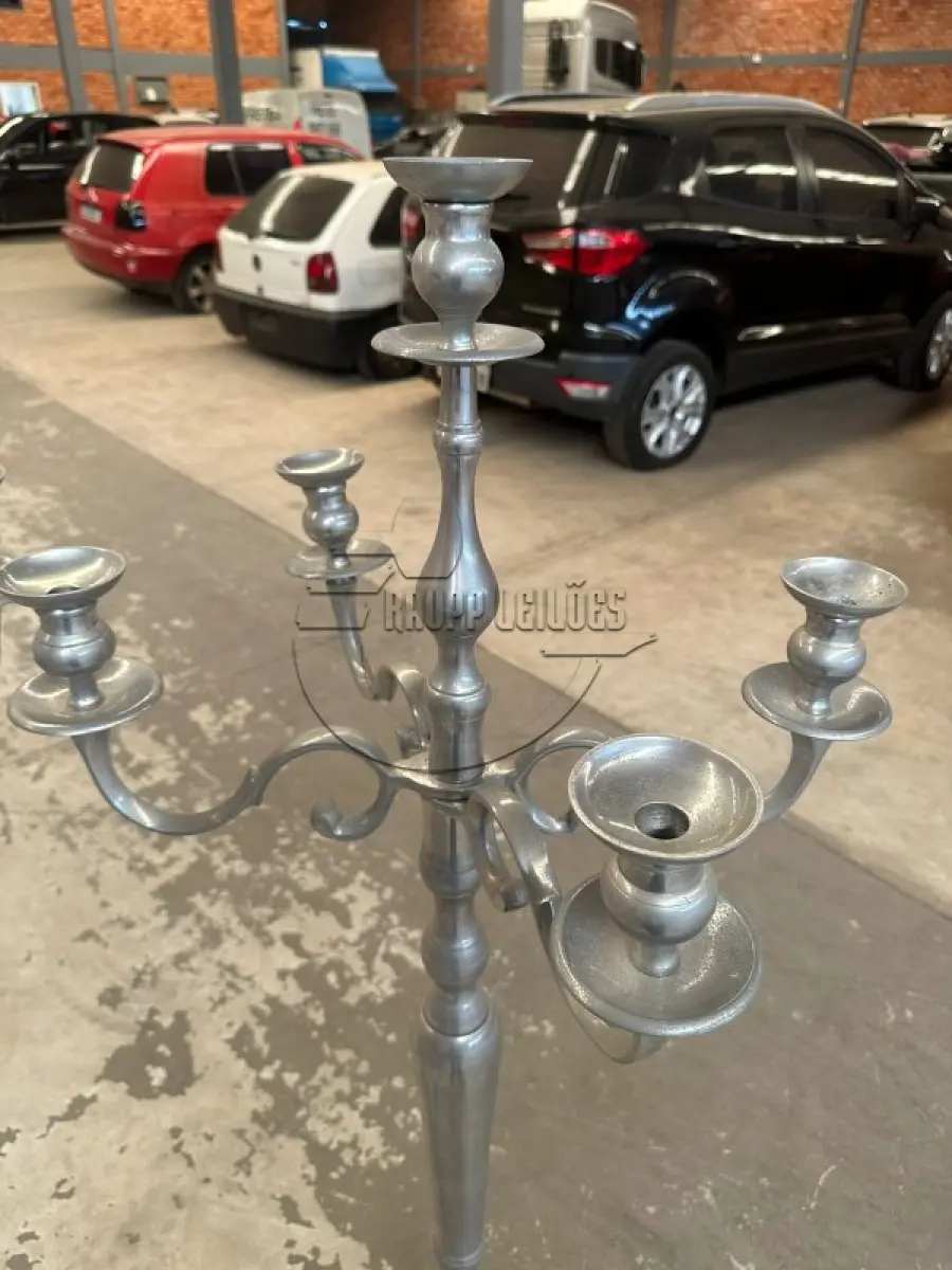 LOTE 014 - 03 candelabros em metal niquelado