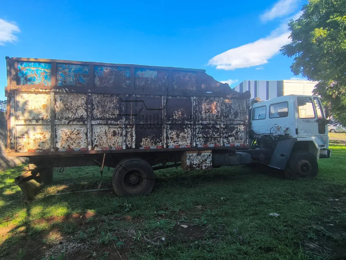 LOTE 006 - **Um caminhão FORD/CARGO 1617, ano/mod 1994/1995