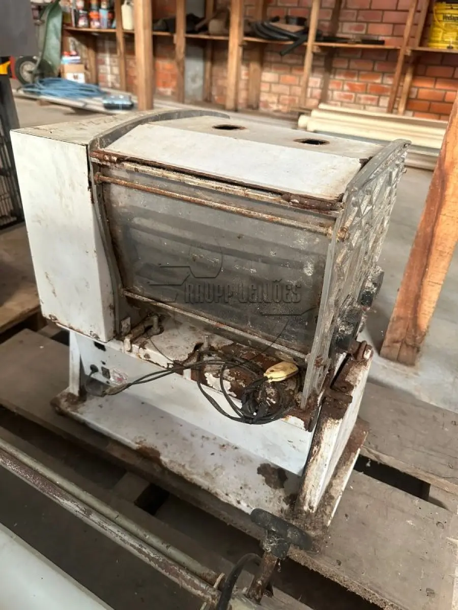 LOTE 007 - 02ª DATA | Um forno de esteira -  uma esticadora de massa - um tanque de virar massa