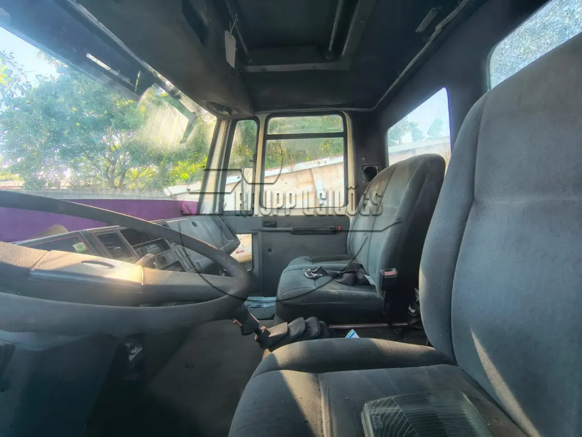 LOTE 006 - **Um caminhão FORD/CARGO 1617, ano/mod 1994/1995