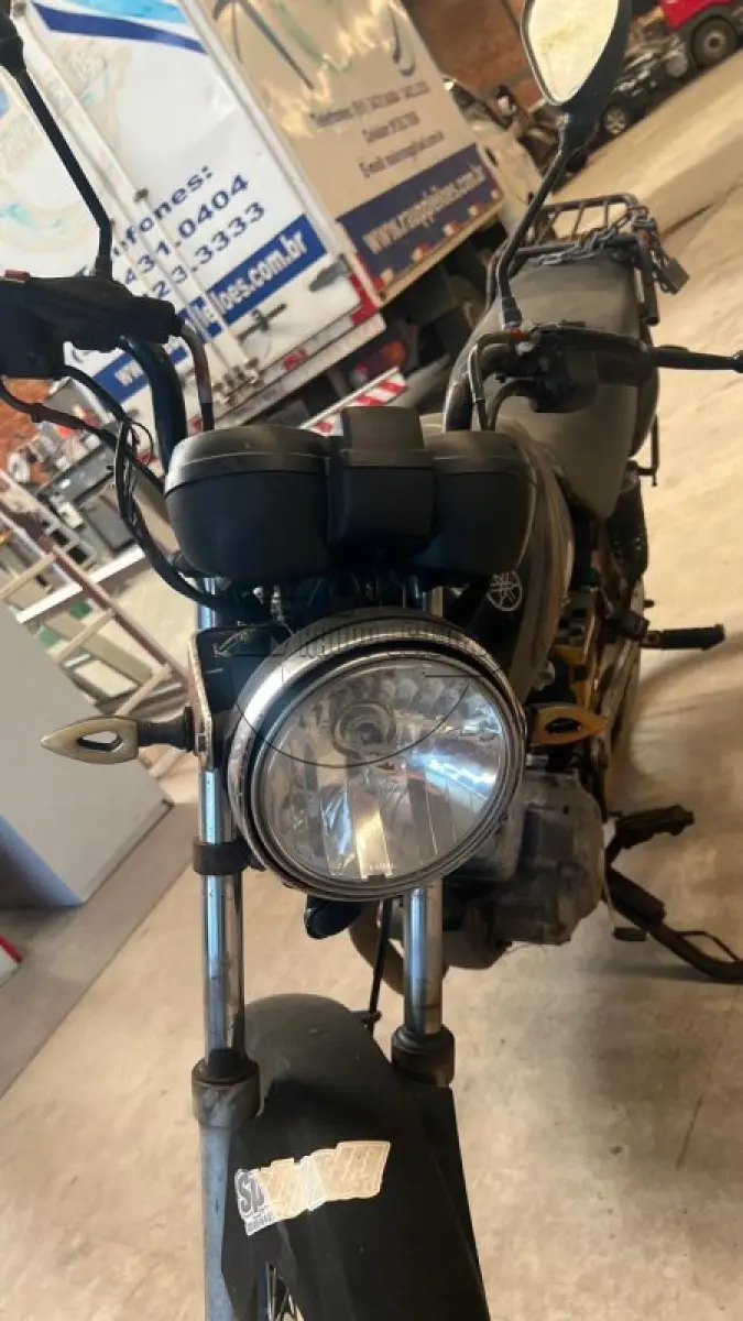 LOTE 008 - Uma motocicleta YAMAHA/YBR 125E, ano/mod. 2005/2006