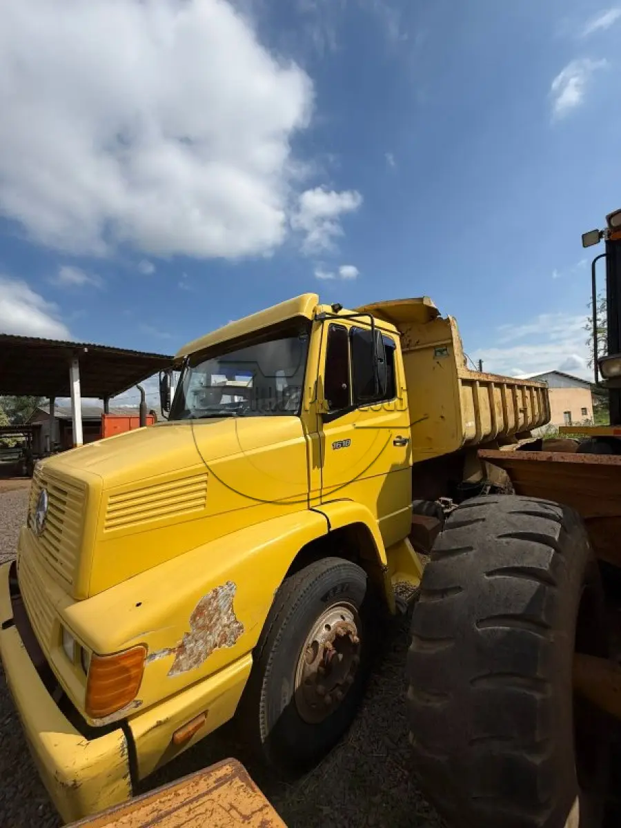 LOTE 004 - Um caminhão MERCEDES BENZ L1618, ano/modelo 1992/1992, funcionando