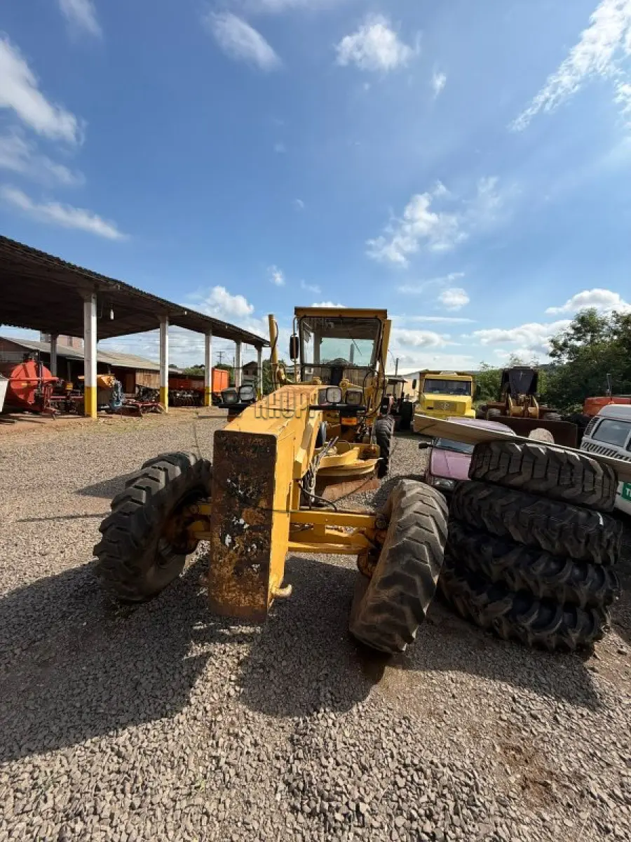 LOTE 010 - Uma MOTONIVELADORA CATERPILLAR 120H, ano 2009, funcionando