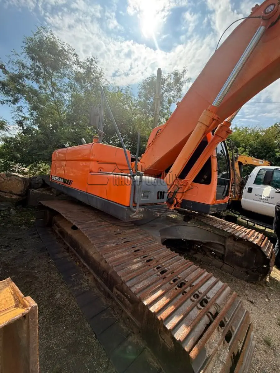 LOTE 011 - Uma ESCAVADEIRA HIDRÁULICA DOOSAN DX 255 LCA, ano 2009, funcionando