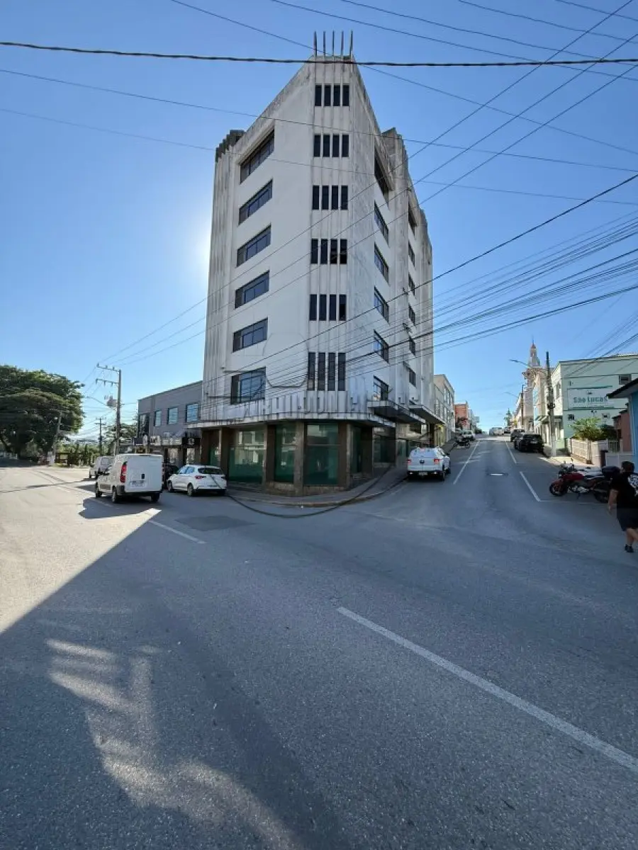 LOTE 001 - 02ª DATA | (SÃO JOÃO BATISTA/SC) Um prédio de esquina c/ aprox. 1.684,18m², no Bairro Centro