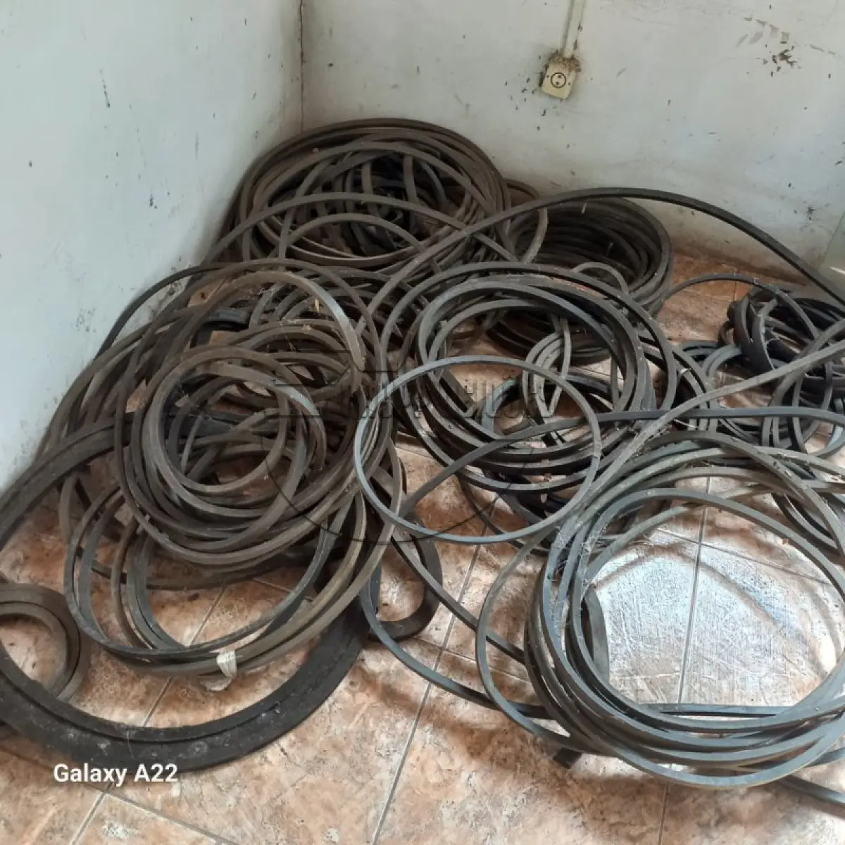 LOTE 050 - (Unidade de MINAS DO LEÃO P1) Sucatas diversas e pneu de pá carregadeira | Apregoado apenas caso o LOTE 045 NÃO SEJA VENDIDO
