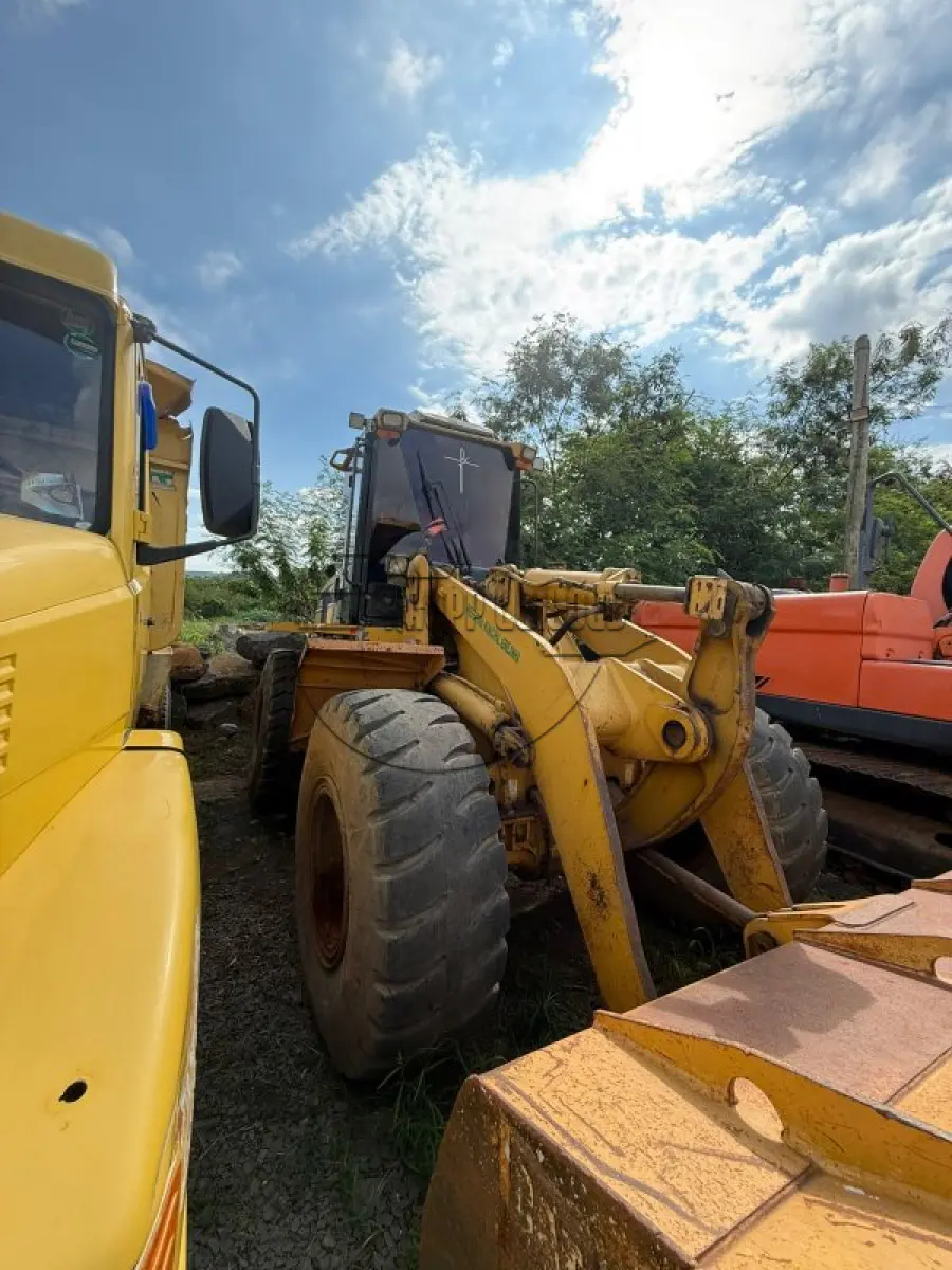 LOTE 009 - Uma CARREGADEIRA CATERPILLAR 938G, ano 1990, funcionando