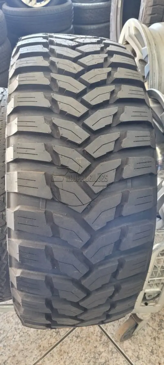 LOTE 004 - 02ª DATA | 02 elevadores de carros e 06 pneus offroad mud/mt (uso Troller)