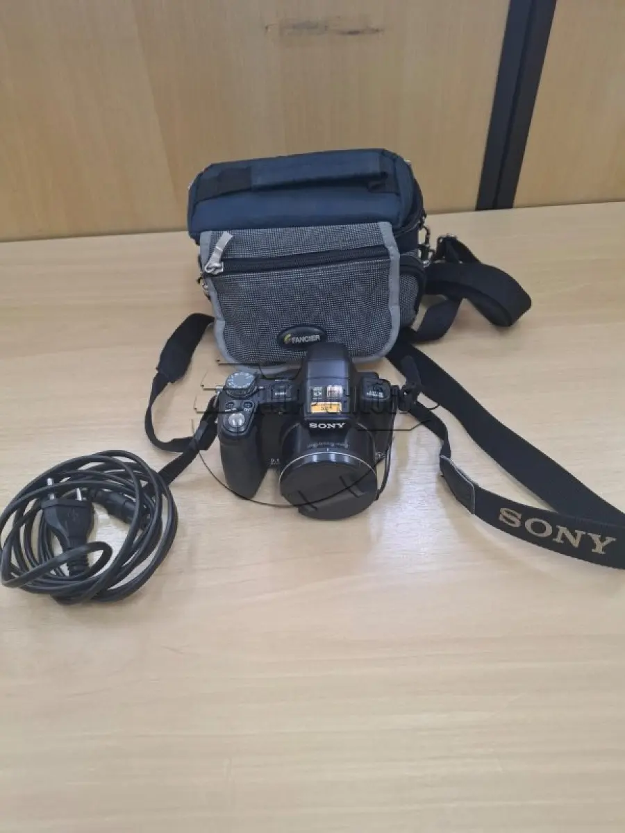 LOTE 077 - (Unidade de PORTO ALEGRE/RS) Duas câmeras fotográficas | Apregoado apenas caso o LOTE 074 NÃO SEJA VENDIDO