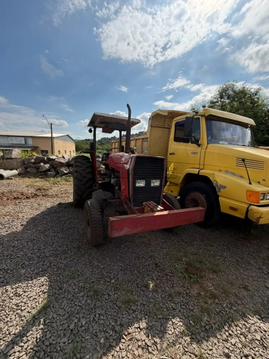 LOTE 014 - Um TRATOR MASSEY FERGUSON 275 – 4x2, ano 2009