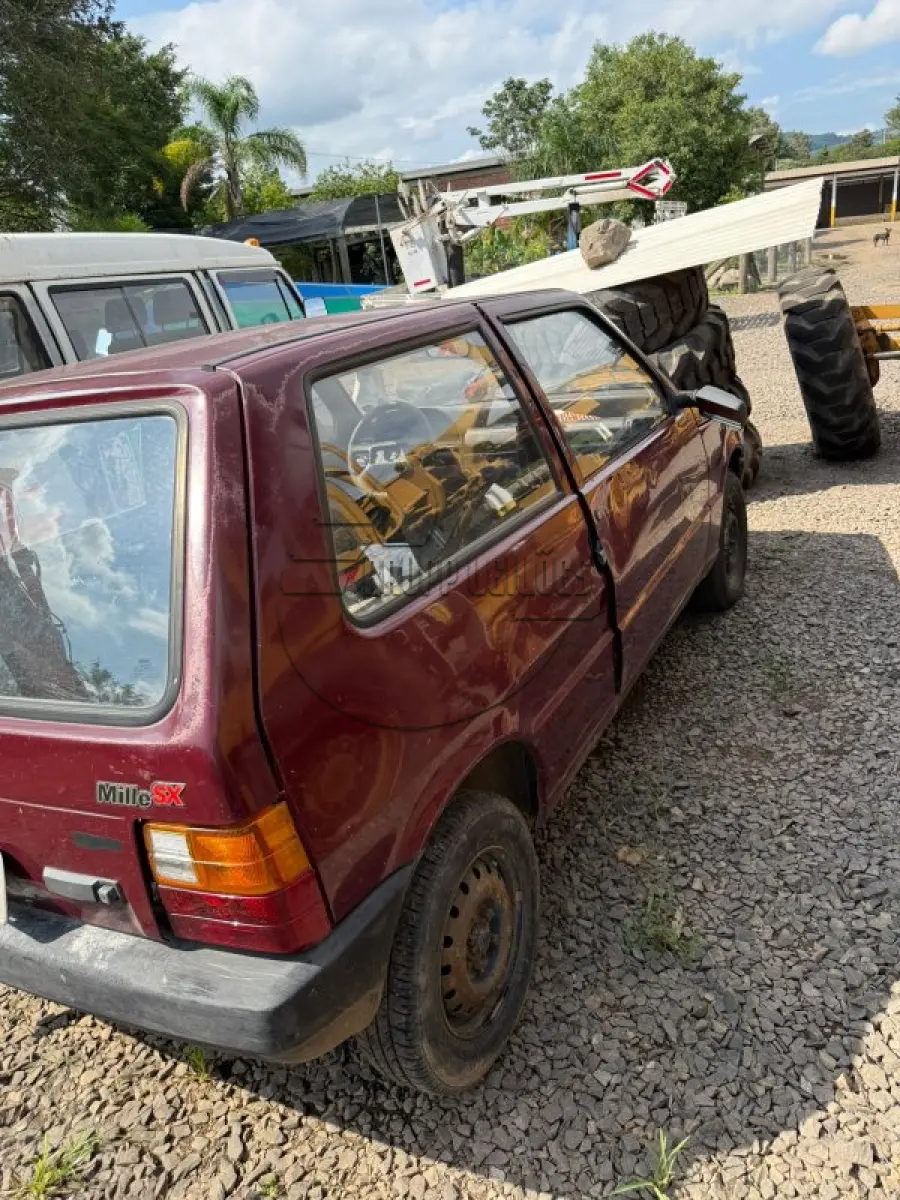LOTE 001 - Um veículo FIAT UNO MILLE SX, ano/modelo 1996/1997, c/ motor funcionando