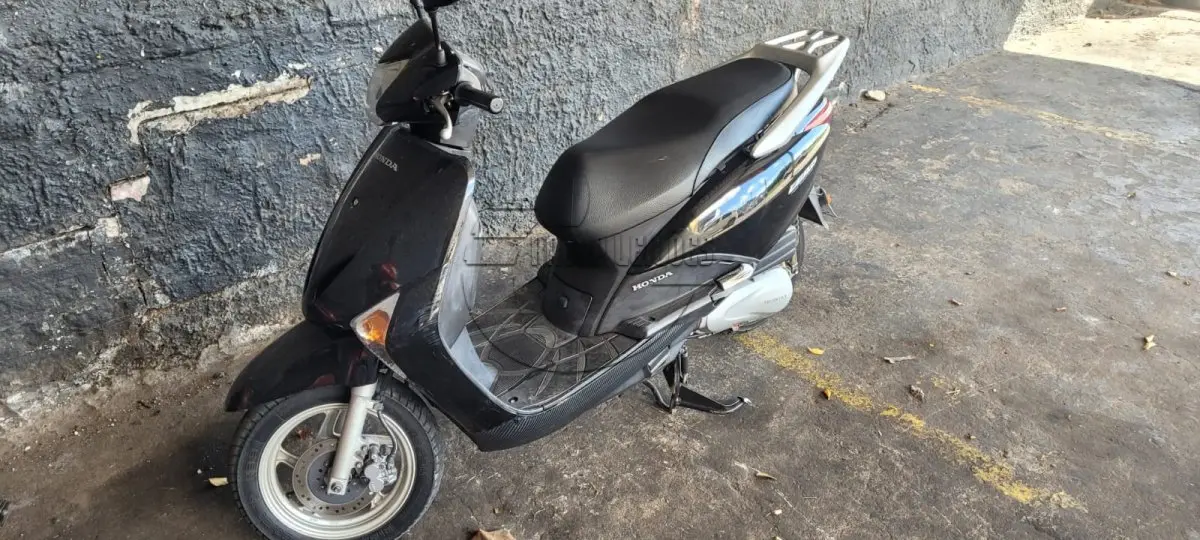 LOTE 010 - Uma motocicleta HONDA/LEAD 110, ano/mod 2009/2010