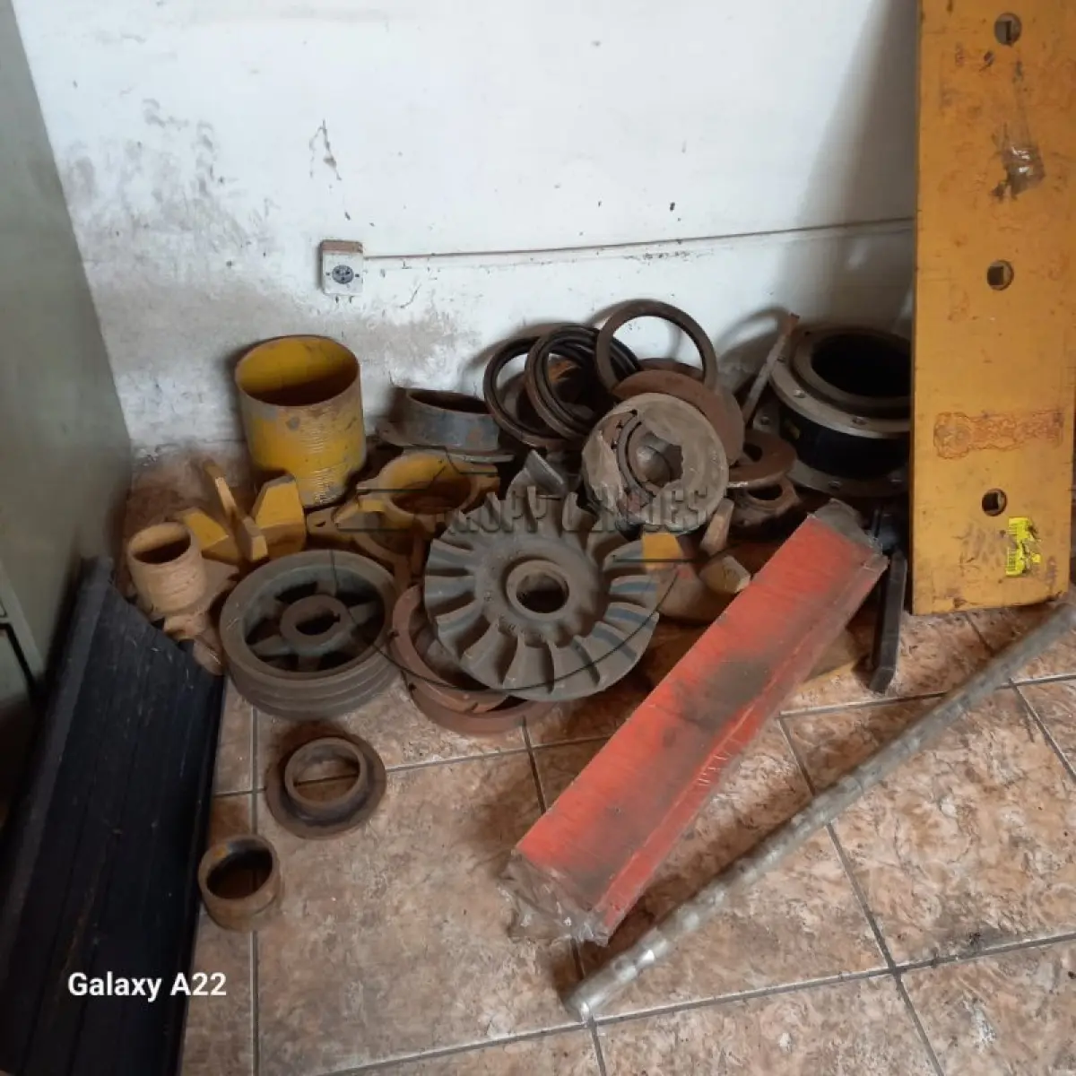 LOTE 050 - (Unidade de MINAS DO LEÃO P1) Sucatas diversas e pneu de pá carregadeira | Apregoado apenas caso o LOTE 045 NÃO SEJA VENDIDO