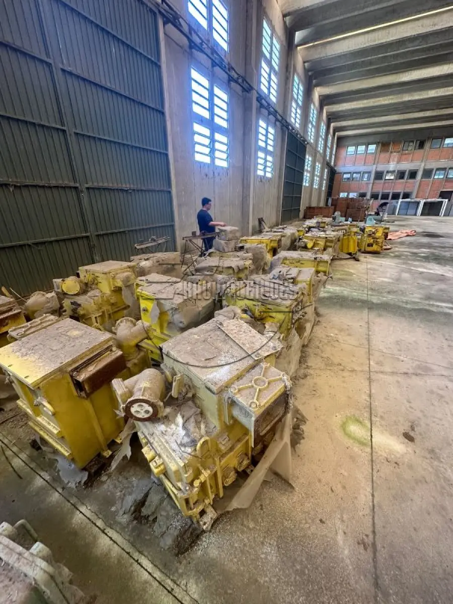 LOTE 055 - (Unidade de MINAS DO LEÃO P2) Baterias - bombas - polias - sucatas diversas | Apregoado apenas caso o LOTE 053 NÃO SEJA VENDIDO