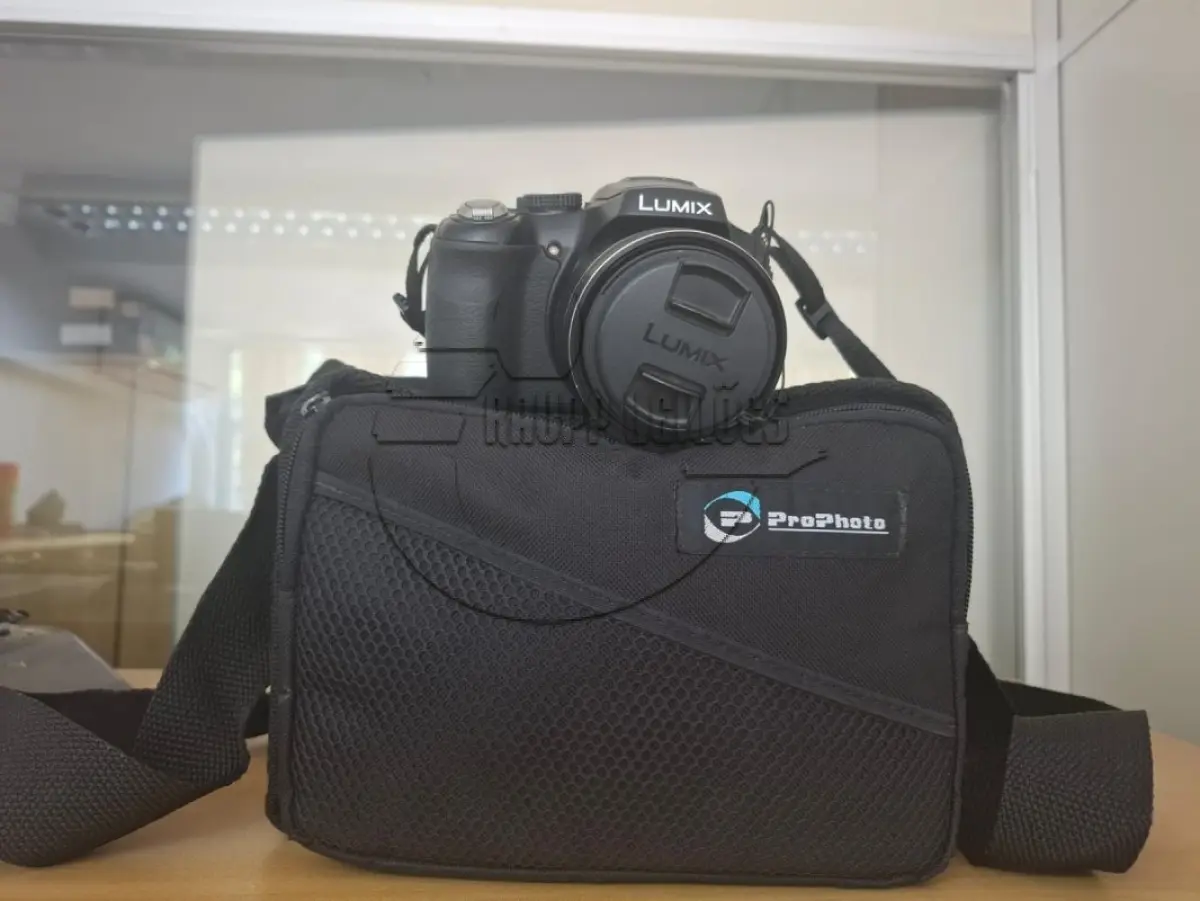 LOTE 077 - (Unidade de PORTO ALEGRE/RS) Duas câmeras fotográficas | Apregoado apenas caso o LOTE 074 NÃO SEJA VENDIDO