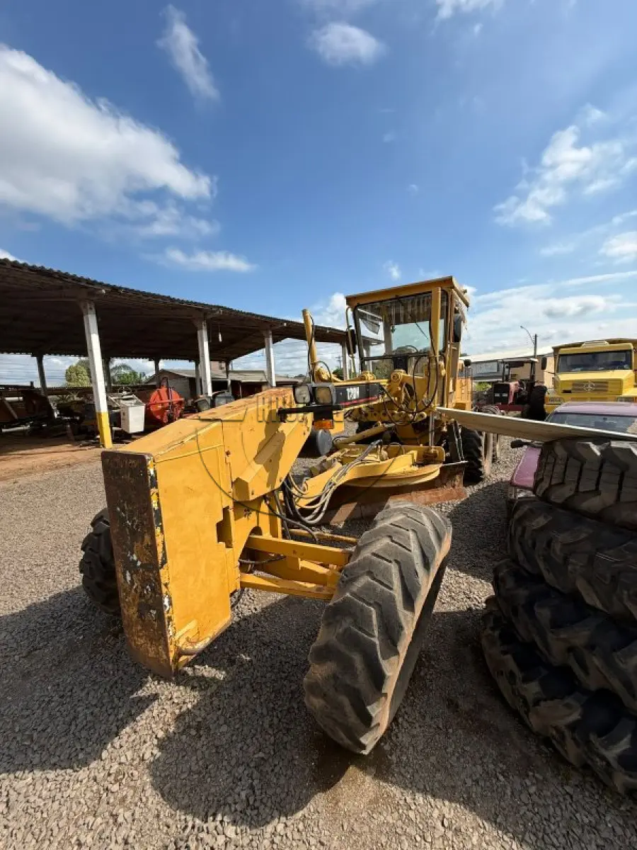 LOTE 010 - Uma MOTONIVELADORA CATERPILLAR 120H, ano 2009, funcionando
