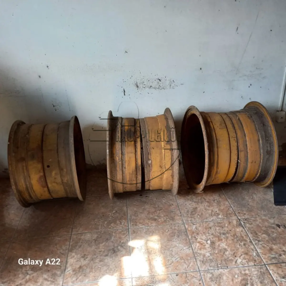LOTE 050 - (Unidade de MINAS DO LEÃO P1) Sucatas diversas e pneu de pá carregadeira | Apregoado apenas caso o LOTE 045 NÃO SEJA VENDIDO