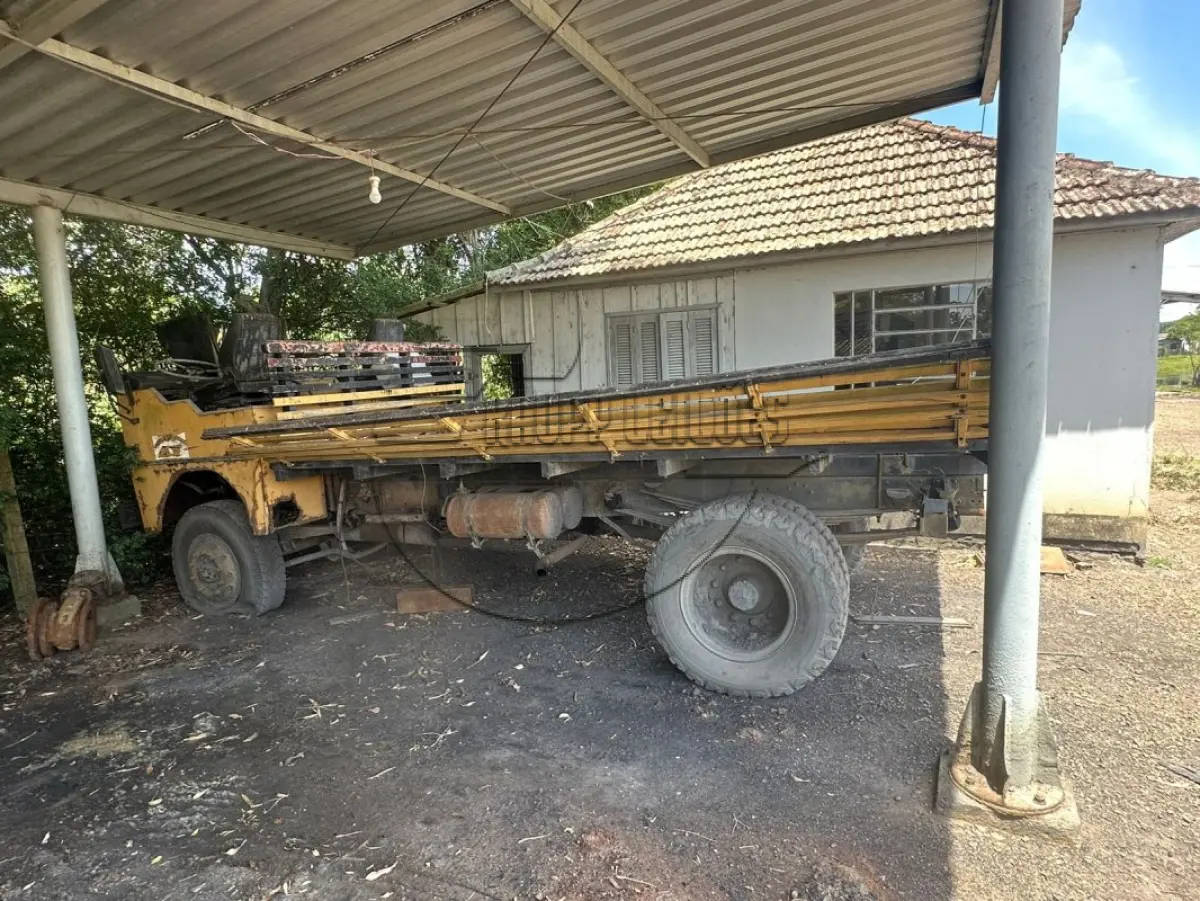 LOTE 044 - (Unidade de MINAS DO LEÃO P1) Caminhão c/ carroceria MERCEDES BENZ, mod. LA-1313, ano 83/83