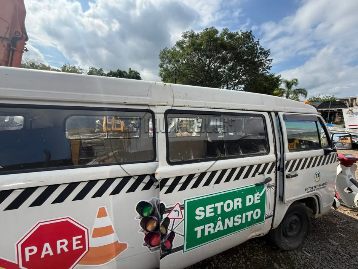 LOTE 002 - Um veículo KOMBI VOLKSWAGEN,  ano/modelo 2005/2005