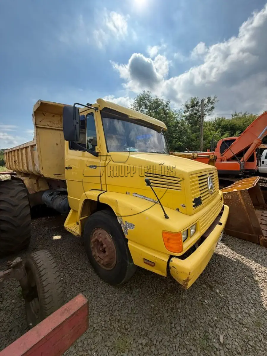LOTE 004 - Um caminhão MERCEDES BENZ L1618, ano/modelo 1992/1992, funcionando
