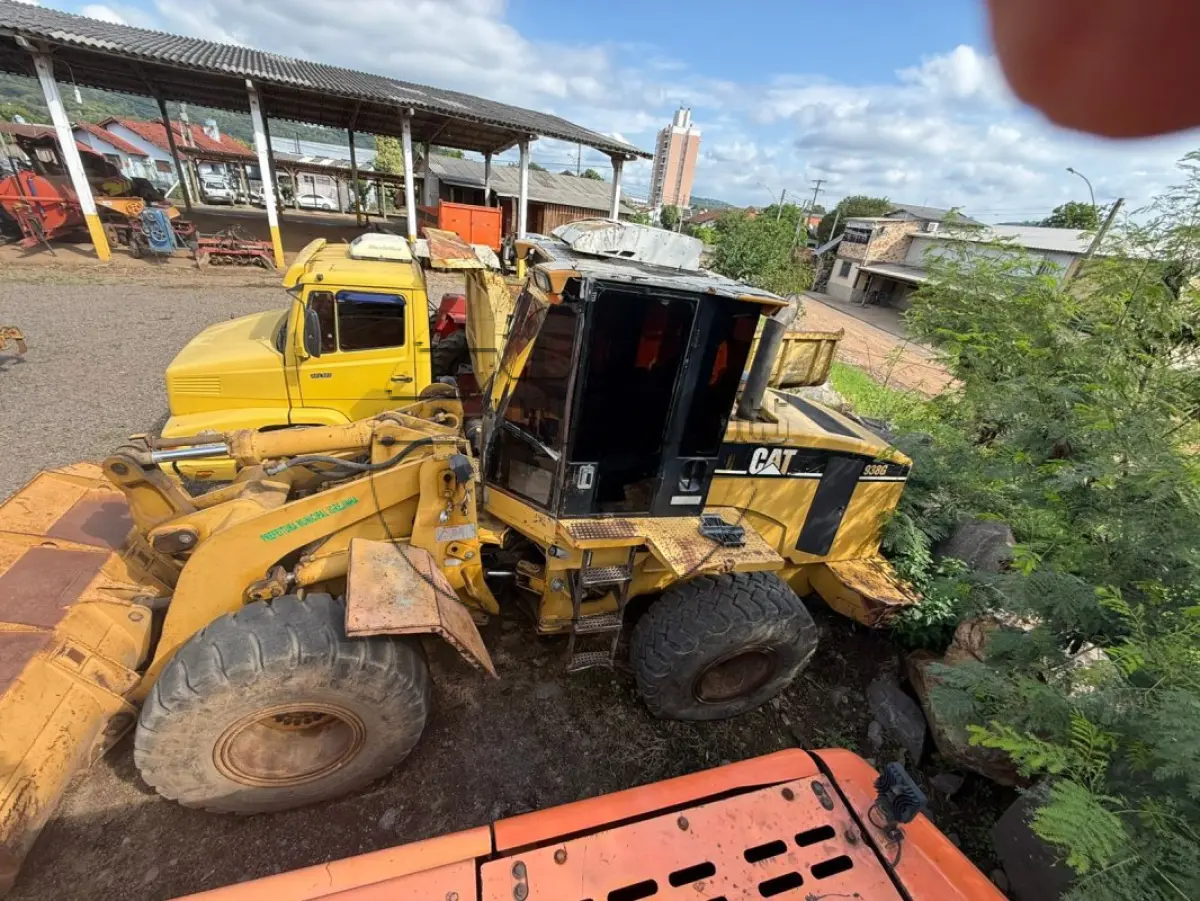 LOTE 009 - Uma CARREGADEIRA CATERPILLAR 938G, ano 1990, funcionando