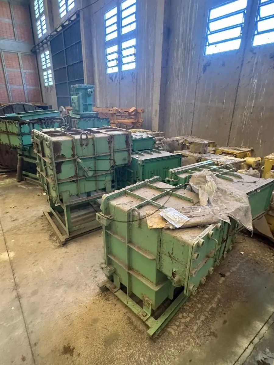 LOTE 055 - (Unidade de MINAS DO LEÃO P2) Baterias - bombas - polias - sucatas diversas | Apregoado apenas caso o LOTE 053 NÃO SEJA VENDIDO