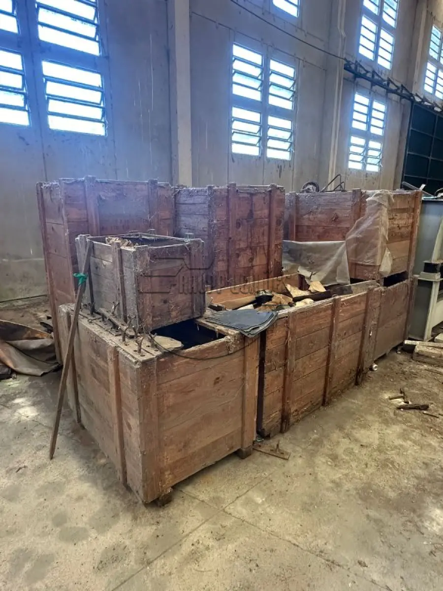 LOTE 055 - (Unidade de MINAS DO LEÃO P2) Baterias - bombas - polias - sucatas diversas | Apregoado apenas caso o LOTE 053 NÃO SEJA VENDIDO