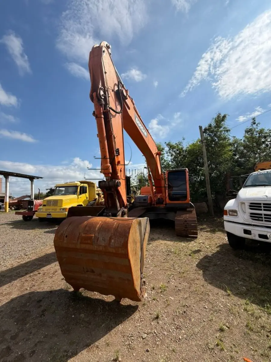LOTE 011 - Uma ESCAVADEIRA HIDRÁULICA DOOSAN DX 255 LCA, ano 2009, funcionando
