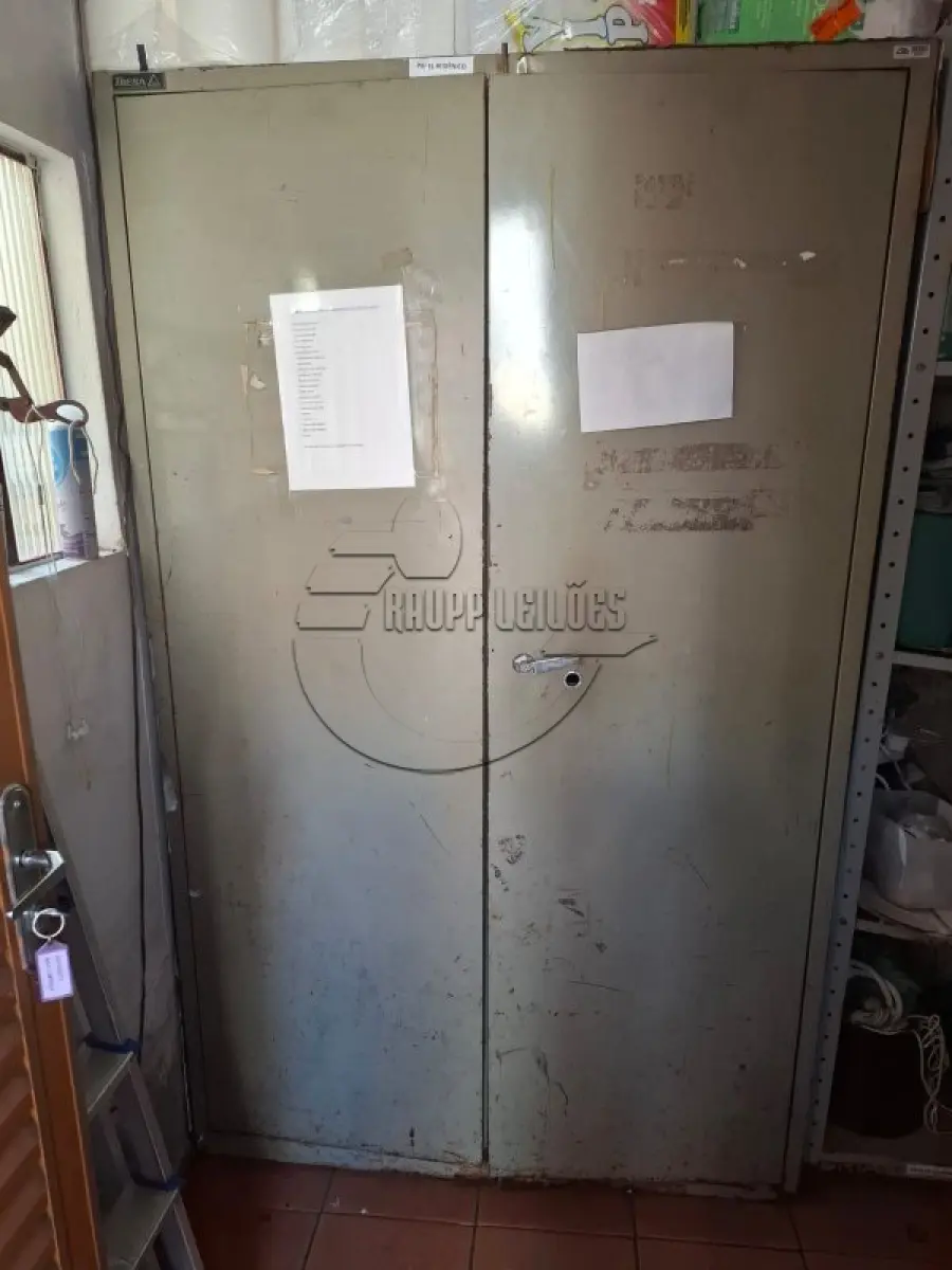 LOTE 079 - (Unidade de PORTO ALEGRE/RS) Bebedouro - armário - escadas - bicicletário | Apregoado apenas caso o LOTE 074 NÃO SEJA VENDIDO