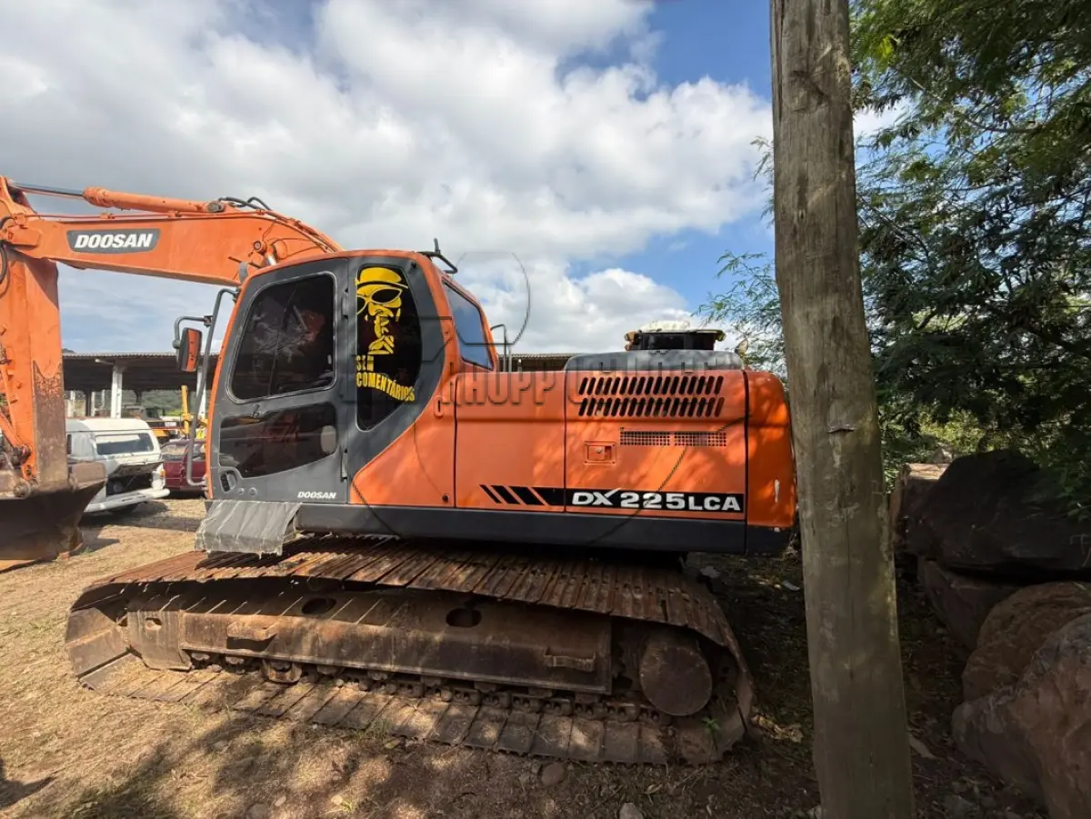 LOTE 011 - Uma ESCAVADEIRA HIDRÁULICA DOOSAN DX 255 LCA, ano 2009, funcionando