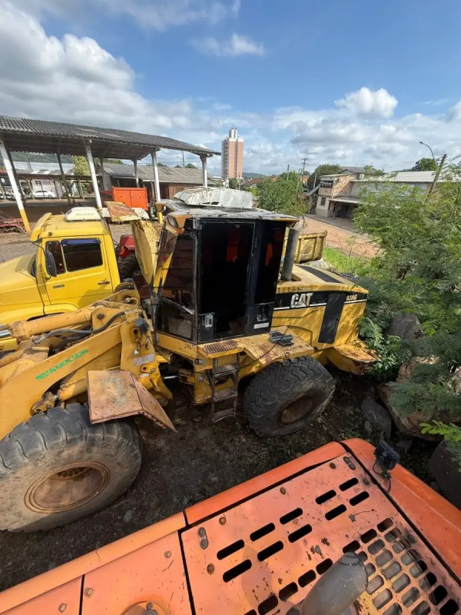LOTE 009 - Uma CARREGADEIRA CATERPILLAR 938G, ano 1990, funcionando