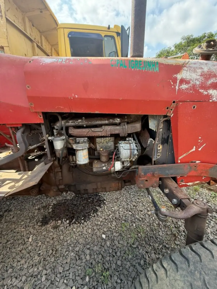LOTE 014 - Um TRATOR MASSEY FERGUSON 275 – 4x2, ano 2009