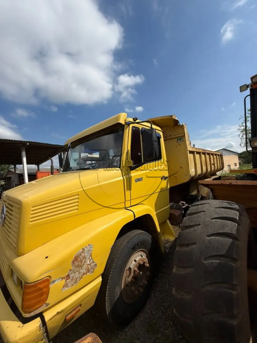 LOTE 004 - Um caminhão MERCEDES BENZ L1618, ano/modelo 1992/1992, funcionando