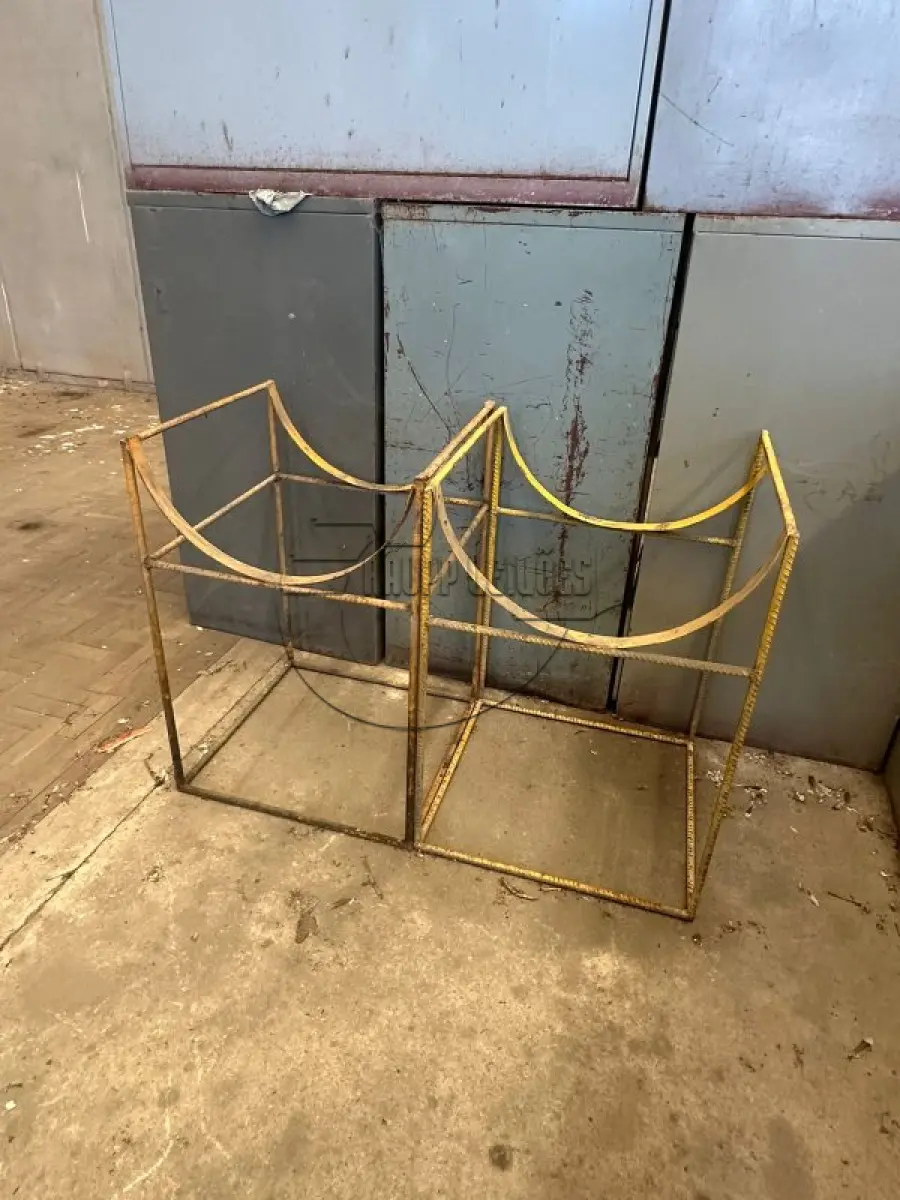 LOTE 054 - (Unidade de MINAS DO LEÃO P2) 02 suportes - macaco hidráulico | Apregoado apenas caso o LOTE 053 NÃO SEJA VENDIDO