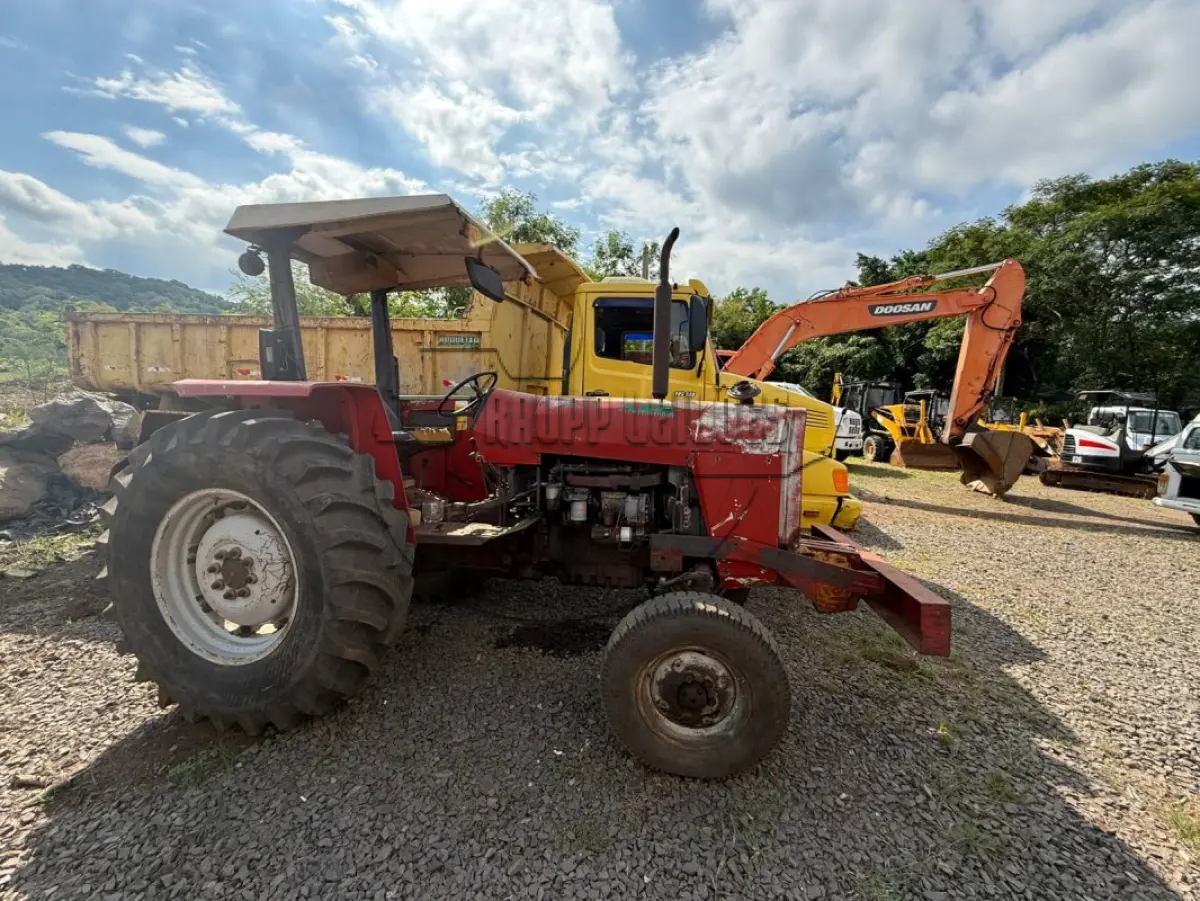 LOTE 014 - Um TRATOR MASSEY FERGUSON 275 – 4x2, ano 2009