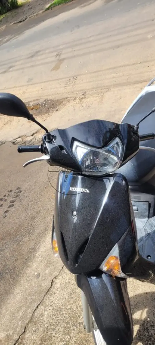 LOTE 010 - Uma motocicleta HONDA/LEAD 110, ano/mod 2009/2010