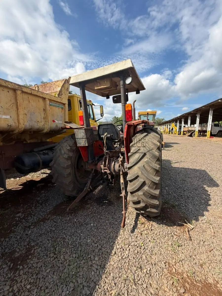 LOTE 014 - Um TRATOR MASSEY FERGUSON 275 – 4x2, ano 2009