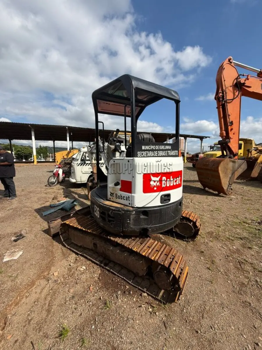 LOTE 012 - Uma MINI ESCAVADEIRA HIDRÁULICO BOBCAT, ano 2018, funcionando