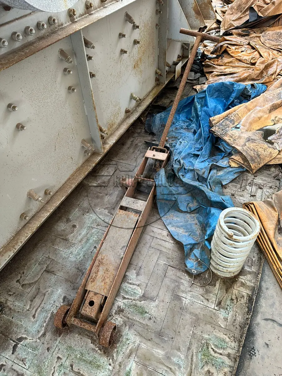 LOTE 062 - 02ª DATA | (Unidade de MINAS DO LEÃO P2) Máquina p/ perfuração - macaco hidráulico - compressor de ar - máquina de solda | Apregoado apenas caso o LOTE 053 NÃO SEJA VENDIDO
