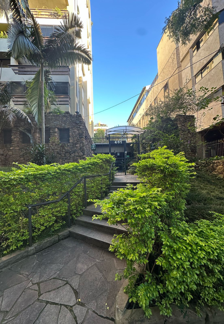 (PORTO ALEGRE/RS) O apto 1501, c/ 399,84m², e o box de estacionamento 15, ambos do Edifício Caraíbas, no Bairro Floresta, localizado em Porto Alegre - RS