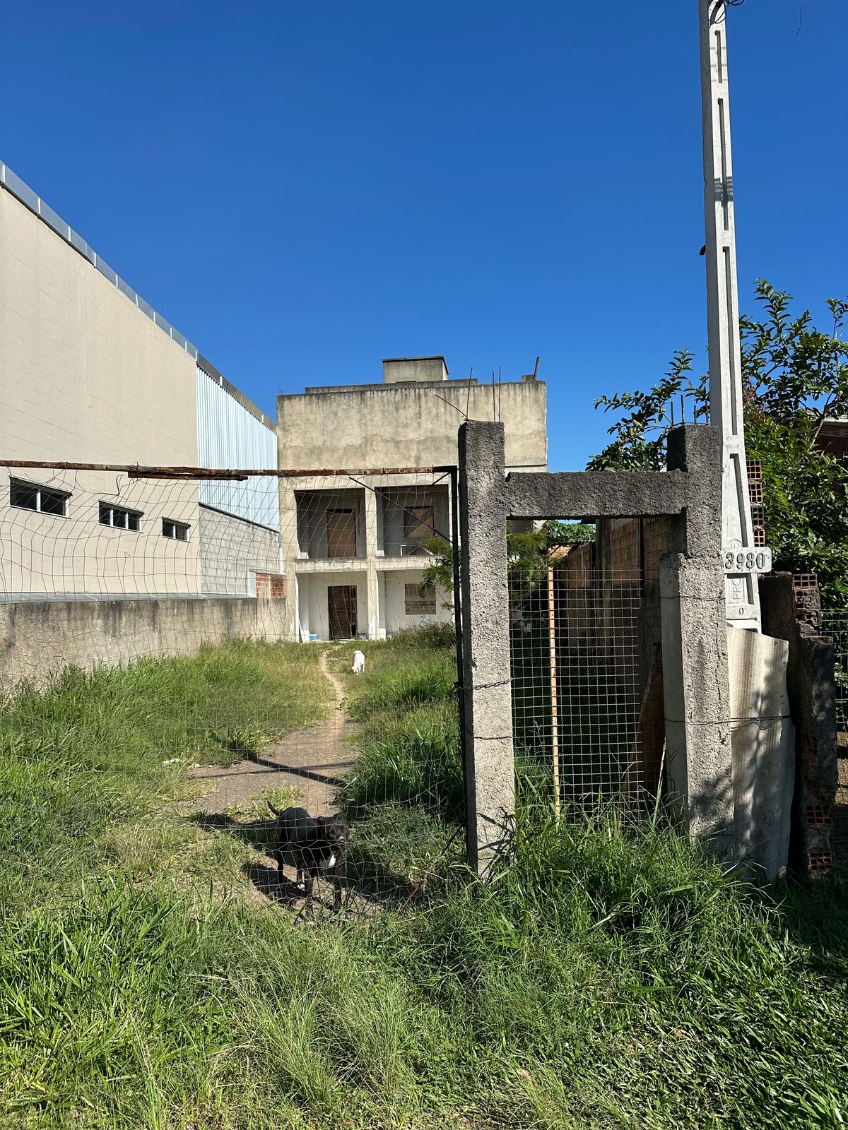 (GRAVATAÍ/RS) Um terreno com área de 337,88m², c/ um prédio de 02 andares, na RS 118, localizado em Gravataí - RS