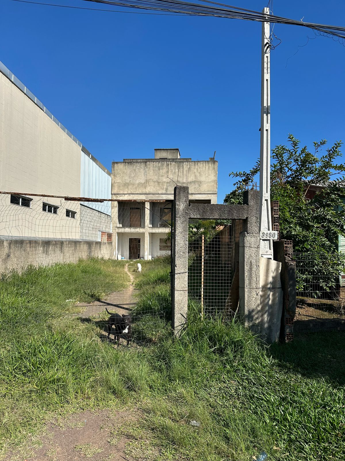 (GRAVATAÍ/RS) Um terreno com área de 337,88m², c/ um prédio de 02 andares, na RS 118, localizado em Gravataí - RS