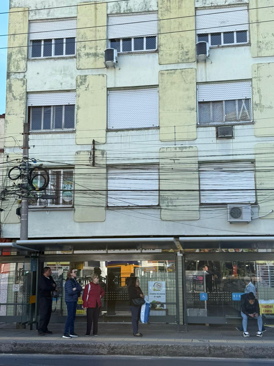 02ª DATA | (PORTO ALEGRE/RS) O apartamento 201 do edifício nº 213 da Av. Azenha, c/ 73,15m², localizado em Porto Alegre - RS