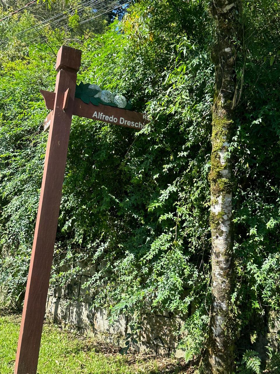 (GRAMADO/RS) Um terreno de 1.460,00m², c/ uma casa, no Bairro Lago Negro, localizado em Gramado - RS
