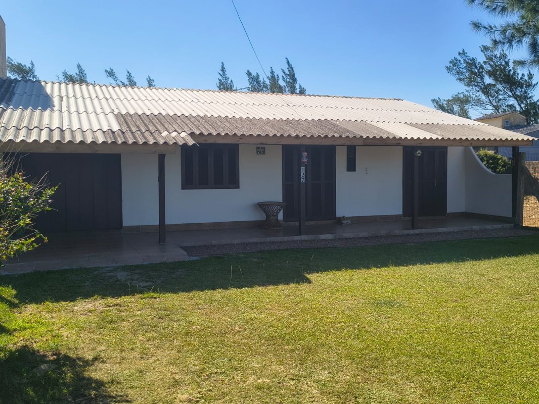 02ª Data | (cidreira/rs) Uma Casa Com Aprox. 91,00m², A 5 Quadras Do Mar, localizado em Cidreira - RS