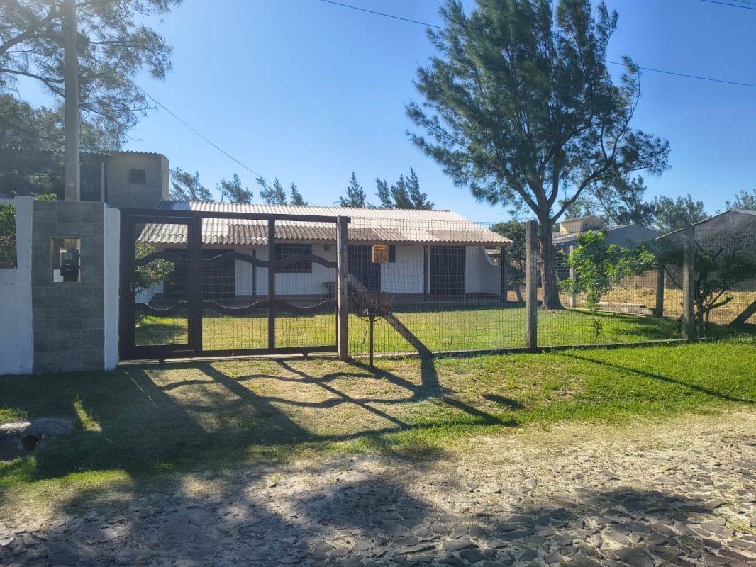 02ª Data | (cidreira/rs) Uma Casa Com Aprox. 91,00m², A 5 Quadras Do Mar, localizado em Cidreira - RS